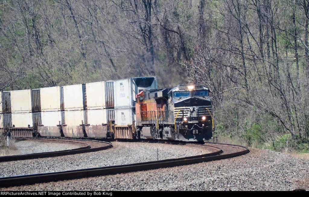 NS 7579 with eastbound stacks around Mexico curve
